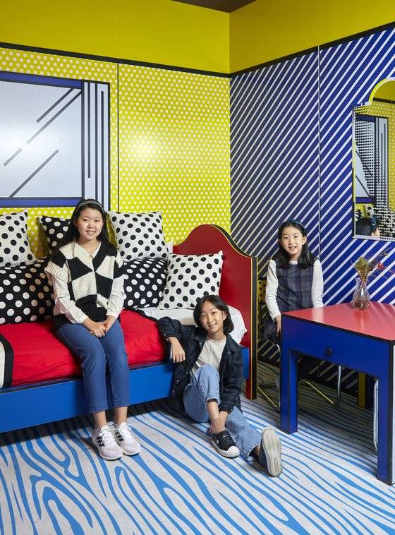 연규원 학생모델·이수정·김채원 학생기자(왼쪽부터)가 팝아트에 대해 알아보기 위해 ‘로이 리히텐슈타인展: 눈물의 향기’를 살펴보고 이동기 작가도 만났다.