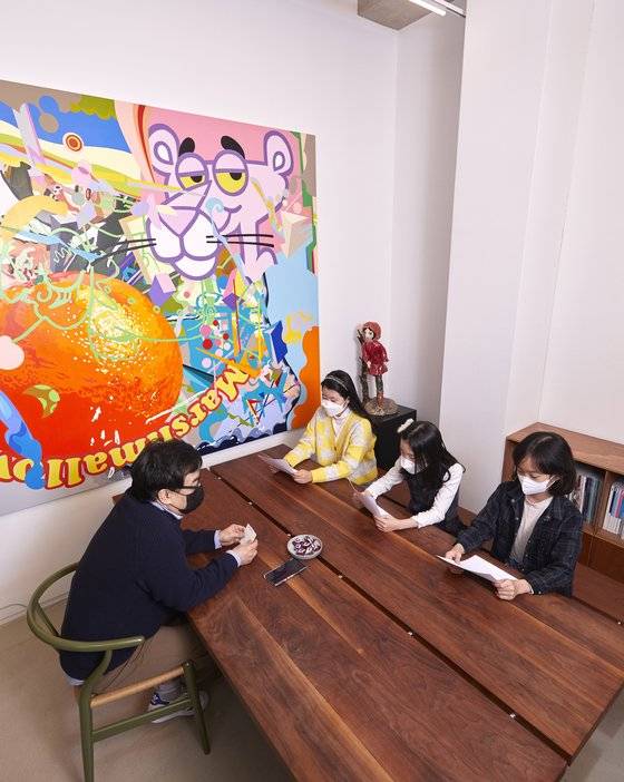 소중 학생기자단이 이동기 작가를 만나 아토마우스 등 캐릭터 제작을 비롯해 다양한 이야기를 나누며 그의 작품 세계를 들여다봤다.