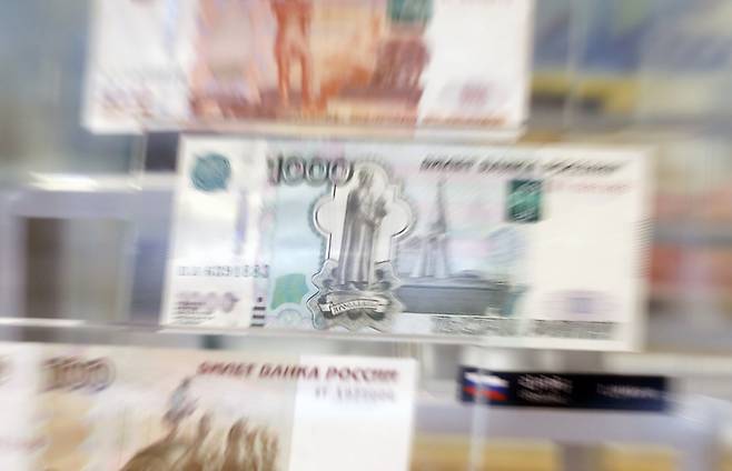 러시아 디폴트(채무불이행) 가능성이 높아지고 있는 15일 서울 하나은행에 전시된 루블화 모습. 뉴시스