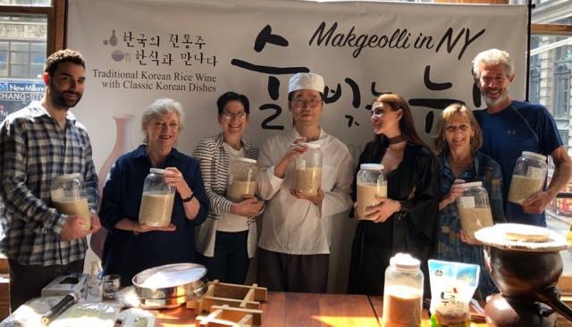 허시명 술평론가(가운데)/사진=이정원