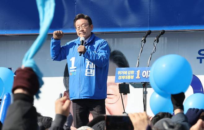 더불어민주당 이재명 대선 후보가 20일 오후 경기도 안양시 안양중앙공원에서 열린 안양 유세에서 지지자들의 환호에 답하고 있다. (사진=연합뉴스)