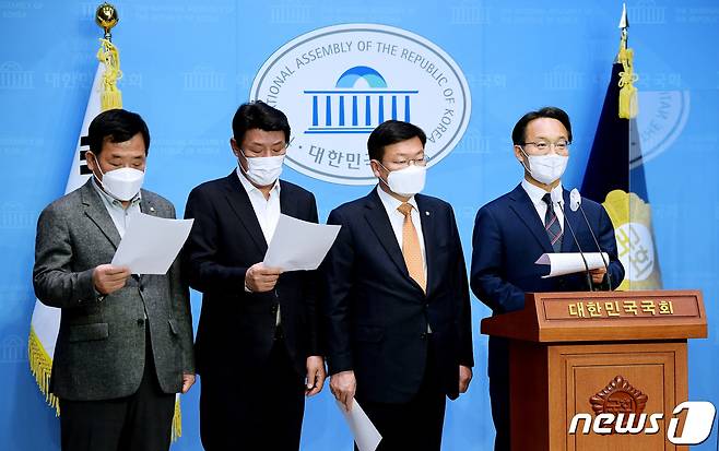 국회 정치개혁특별위원회 야당 간사인 조해진 국민의힘 의원 및 국민의힘 정개특위 위원들이 16일 오후 서울 여의도 국회 소통관에서 정개특위 관련 기자회견을 열고 광역의원 정수조정 및 선거구획정 지연에 대한 입장문을 밝히고 있다. 사진은 왼쪽부터 박성민 의원, 강대식 의원, 정점식 의원, 조 의원. 2022.3.16/뉴스1 © News1 이동해 기자