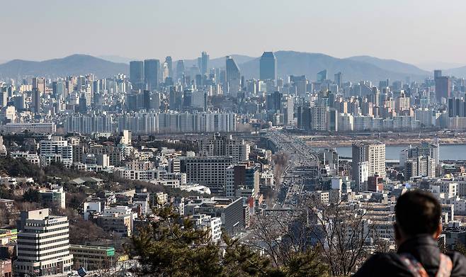 지난 3일 서울 남산 전망대를  찾은 시민이 용산구와 강남 일대를 바라보고 있다. /연합뉴스