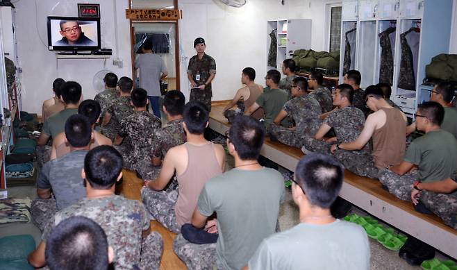 윤일병이 폭행으로 사망한  경기도 연천군 28사단 포병부대에서 2014년 8월 부대원들이 내부반에 모여 인권교육을 받고 있다. 이날 병영문화혁신위원들이 이 부대를 방문했다. 사진공동취재단
