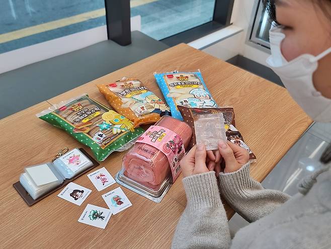 편의점 CU의 '쿠키런:킹덤' 띠부씰 이미지.[CU 제공]