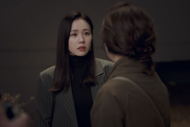 Son Ye-jin is a sign that his mother is approaching his identity.In the JTBC drama Thirty, Nine (playplayplay by Yoo Young-ah/director Kim Sang-ho/produced JTBC Studios, Lotte Culture Works), Cha Mi-jo (Son Ye-jin) and Jang Joo-hee (Kim Ji-hyun) mother Park Jeong-ja (Nam Ki-ae) are facing each other, and the atmosphere of Park Jung-ja, who is pouring tears in front of Cha Mi-jo, is being detected. ...In the last 6 episodes, it was revealed that Park Jung-ja, who knew nothing about Cha Mi-jos mother, actually knew her mother.Especially, it was revealed that the letter of the person who is presumed to be the mother was hidden in the deep drawer and that the source was a prison, and it made me wonder what kind of person he had kept secret for a long time.In this situation, the meeting between Chamijo and Park Jeongja encourages curiosity. The photo shows Chamijos empty gaze, which is shocked by something, and Park Jungjas crying situation.Park Jung-jas uneasy and nervous mind is read in the way he does not see Cha Mi-jo who has been treated like a daughter and she pours tears without hesitation.In another photo, you can see the past days of three Friends who encountered a questionable woman who came to Jang Joo-hees house.It is interesting to see Chamijos expression, which gives a meaningless look to a stranger, and it makes me wonder if this ordinary moment, which I can not even remember, was not a very special moment for Chamijo.In the 7th episode of Thirty, Nine, Chung Chan-young (Jeonmido) will be on the bucket list in earnest.The process of finding Chamijos mother, which is the most difficult task among greeting parents, sending Kim Jin-seok (Lee Mu-saeng) home, connecting with chef Jang Joo-hee, and finding Chamijos mother, is expected to accelerate.It is noteworthy what kind of truth Chamijo will face and what kind of wave will cause in his three Friends lives.JTBCs Wednesday-Thursday evening drama Thirty, Nine, which turns around the turnaround and heads toward the second half, is today at 10:30 pm 7 times