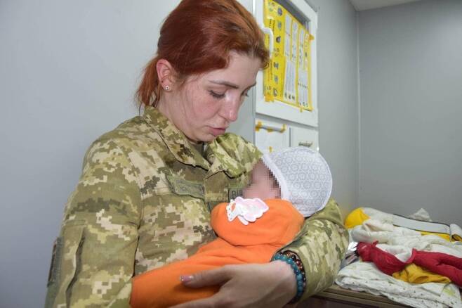 우크라이나 당국이 중국인 남성들에게서 되찾은 아기(사진)를 보호하고 있다. 사진=우크라이나 국경수비대