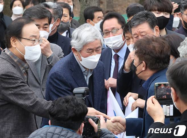 최경환 전 경제부총리가 17일 오전 경기 안양교도소에서 가석방으로 출소하며 지지자들과 인사를 나누고 있다. 2022.3.17/뉴스1 © News1 김영운 기자