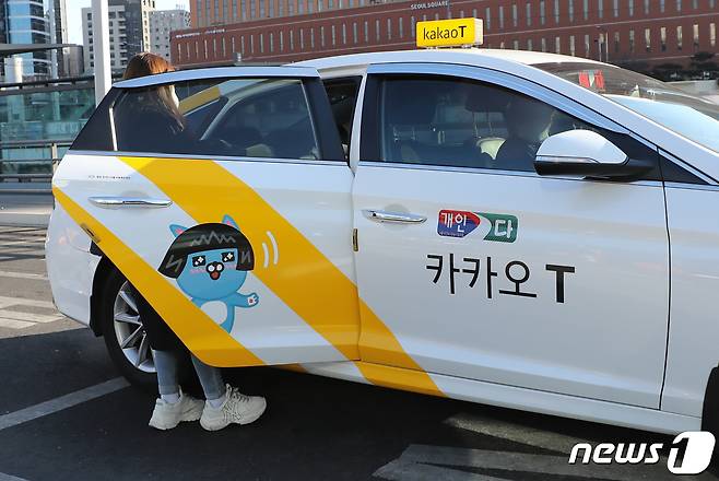 사진은 24일 서울역에서 손님을 태우는 카카오T 택시 모습. 2022.2.24/뉴스1 © News1 허경 기자