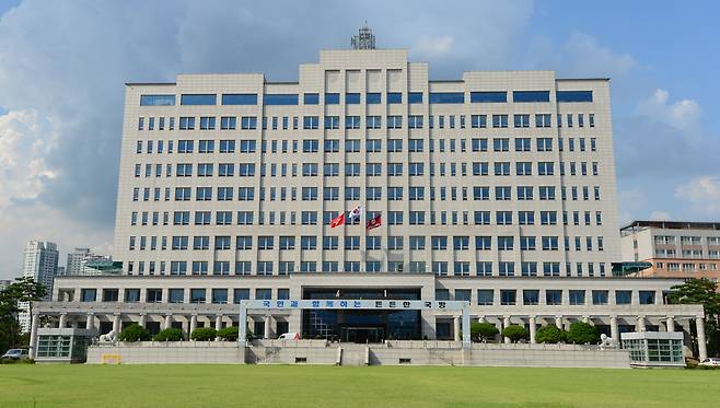 청와대 집무실 이전이 유력한 것으로 알려진 용산 국방부 신청사. 10층 건물로 1000여명의 직원이 근무하고 있다. /News1