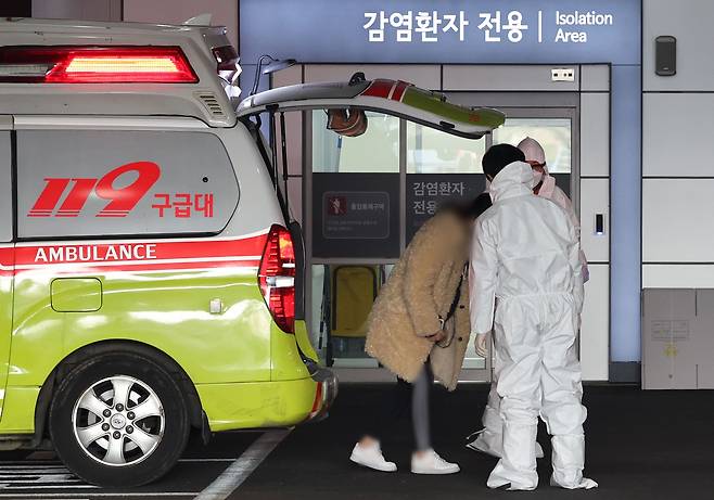 재택치료 중이던 코로나19 환자가 지난 7일 오전 중랑구 서울의료원에 들어가고 있다. /연합뉴스