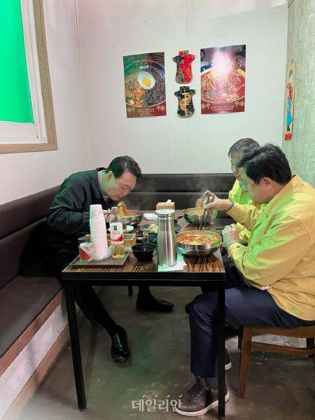 윤석열 대통령 당선인이 지난 15일 오후 경북 울진군 울진읍의 한 짬뽕집에서 식사하고 있다. ⓒ국민의힘