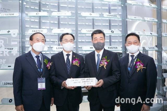 서울 코엑스에서 개막한 인터배터리 2022에서 문승욱 산업통상자원부 장관(좌측 두번째)이 SK온 부스를 방문해 SK온 배터리 셀에 방명록을 작성한 뒤 지동섭 SK온 사장(우측에서 두번째)과 포즈를 취하고 있다. 사진 좌측은 전영현 한국전지산업협회 회장 겸 삼성SDI 부회장, 우측은 최윤호 삼성SDI 사장