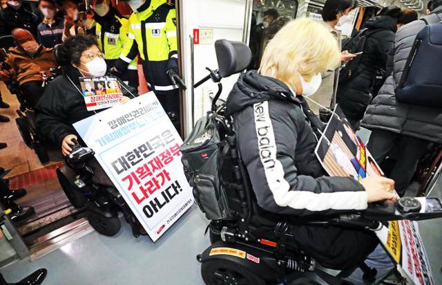 전국장애인차별철폐연대 구성원들이 지난달 14일 서울시 5호선 동대문역사문화공원에서 탑승해 광화문역까지 이동하며 장애인 대중교통 이동권 보장 촉구시위를 벌이고 있다. 뉴스1