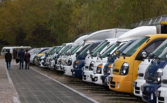 경기도 고양시의 한 중고 자동차 매매단지에 매물로 나온 경유 화물 자동차가 전시돼 있다. [뉴스1]