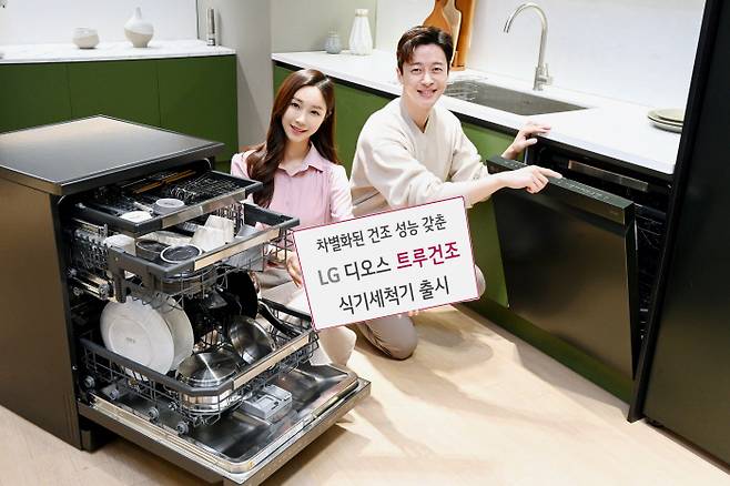 모델들이 건조 성능을 대폭 강화한 차세대 LG 디오스 식기세척기를 소개하고 있다. LG전자 제공