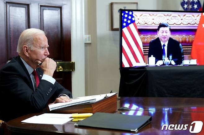 조 바이든 미국 대통령이 15일(현지시간) 워싱턴 백악관에서 시진핑 중국 국가주석과 화상으로 정상회담을 하고 있다.   (C) AFP=뉴스1