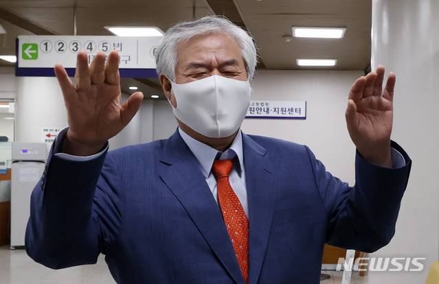 [서울=뉴시스] 이영환 기자 = 공직선거법 위반 혐의로 추가 기소된 전광훈 목사가 지난해 8월24일 오전 서울 서초구 서울중앙지법에서 열린 1차 공판에 출석하고 있다. 2021.08.24. 20hwan@newsis.com