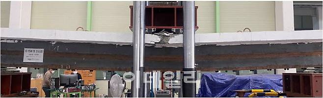 모듈형 KG 합성보 구조휨 실험 전경 (사진=코오롱이앤씨)