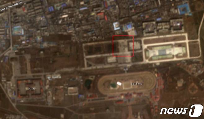 지난 16일 북한 평양 미림비행장 일대를 촬영한 인공위성 '센티널-2A'의 위성사진. 빨간색 사각형 안에 열병식 연습으로 추정되는 대오가 찍혀 있다. (센티널 허브 캡처) © 뉴스1