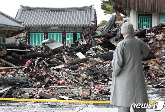 18일 오전 경기 안양 만안구 삼막사에서 한 스님이 전소된 종무소(사찰 사무실)를 보고 있다. 2022.3.18/뉴스1 © News1 김영운 기자