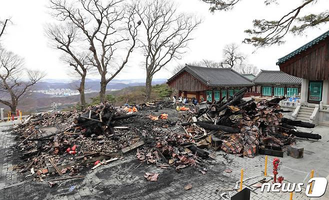 18일 오전 경기 안양 만안구 삼막사 종무소(사찰 사무실)가 전소돼 있다. 소방당국에 따르면 이번 화재는 삼막사 종무소에서 시작돼 해당 건물이 모두 소실됐지만 다른 건물과 문화재 등 추가 피해는 없다. 2022.3.18/뉴스1 © News1 김영운 기자