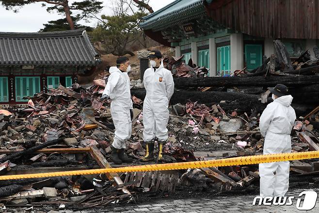 18일 오전 경기 안양 만안구 삼막사에서 남부청 과학수사대 화재팀과 소방당국이 현장 감식을 하고 있다. 2022.3.18/뉴스1 © News1 김영운 기자