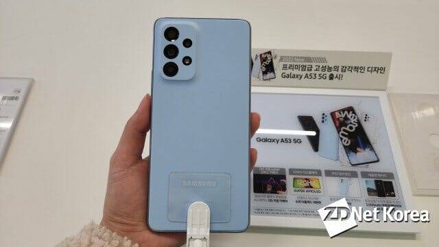 삼성 중급 스마트폰 갤럭시A53 5G 후면 (사진=지디넷코리아)