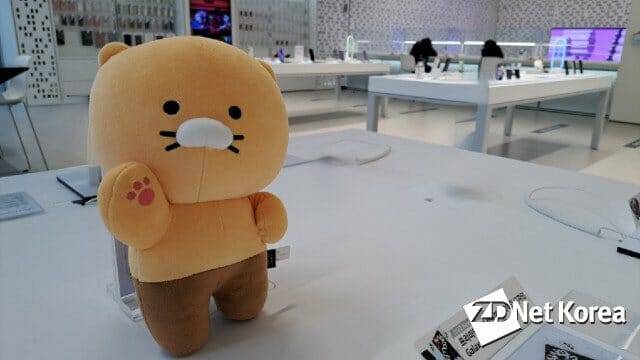 삼성 갤럭시A53으로 촬영한 뒤 AI지우개 기능으로 인형 뒤에 있던 손소독제와 스마트폰을 지운 사진(사진=지디넷코리아)