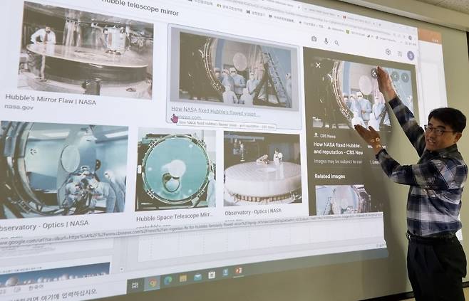 망원경의 반사경은 규석이라는 돌을 갈아서 만든다. 안상현 한국천문연구원 선임연구원이 허블 우주망원경의 반사경 제작 과정에 대해 설명하고 있다./김기훈 기자