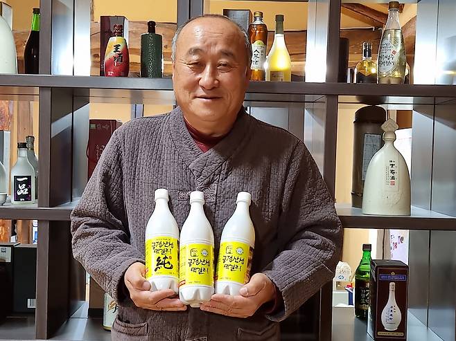 금정산성 막걸리 유청길 대표가 자사 제품들을 소개하고 있다. /박순욱 기자