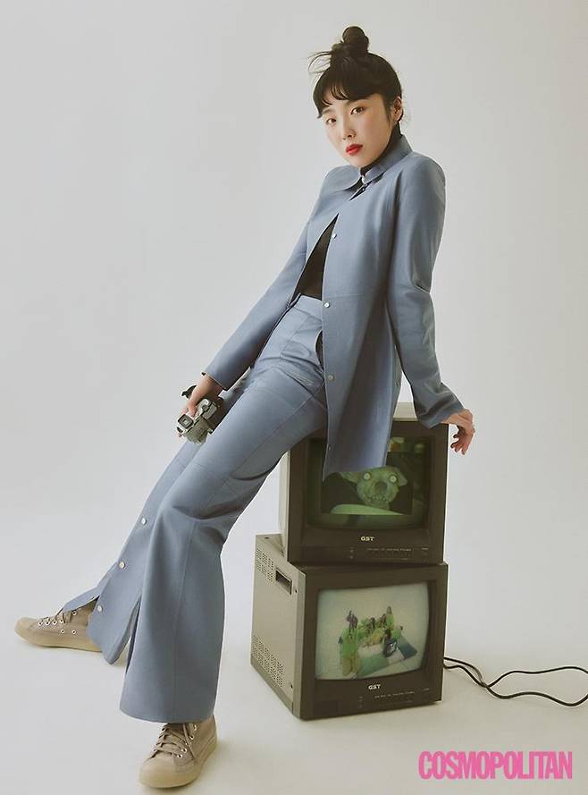 레더 셔츠 2백50만원 레더 팬츠 2백77만원 모두 오프화이트, 슈즈 8만9천원 컨버스.