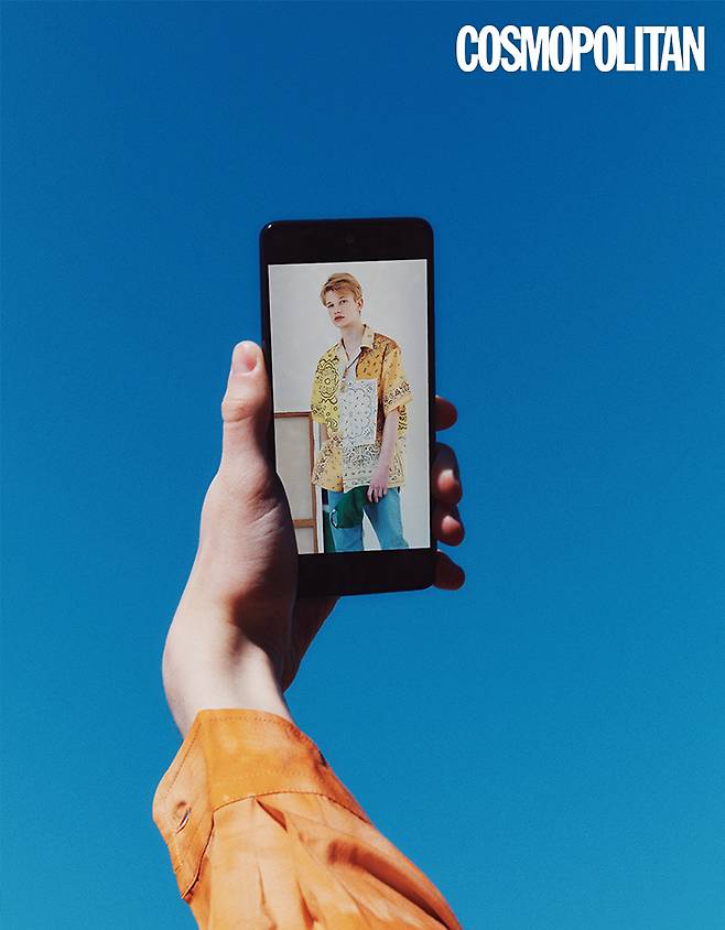 삼성전자 갤럭시 A53 5G 어썸 블랙. 셔츠 겐조. 화면 속 셔츠 비욘드 클로젯. 데님 팬츠 라코스테.