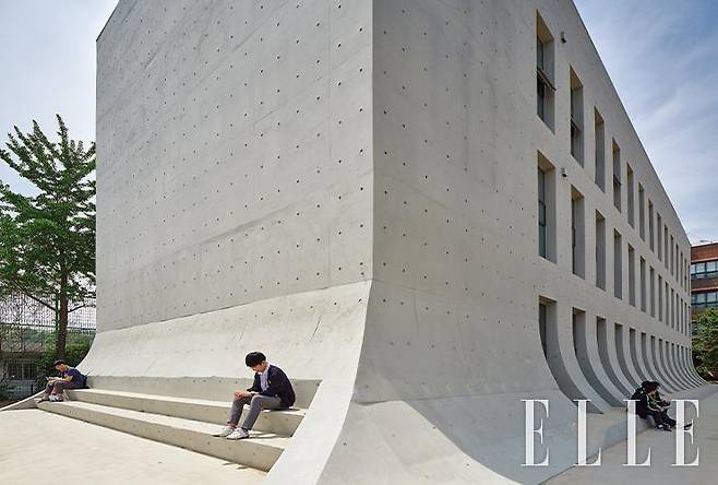 도서관 외부의 흘러내린 벽은 운동장으로 이어진다.