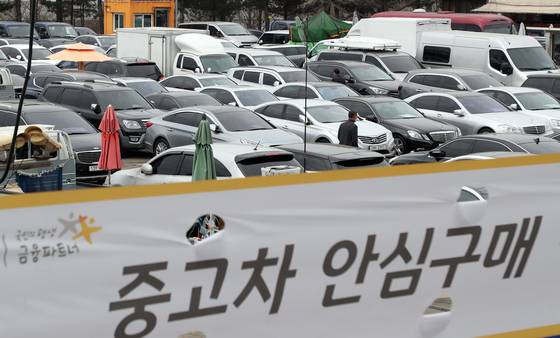 (서울=뉴스1) 김명섭 기자 = 완성차업계의 중고차 매매시장 진출을 결정할 중고차판매업 생계형적합업종 심의위원회 회의가 17일 열린다.  중소벤처기업부에 따르면 민간위원 15명으로 구성된 심의위원회는 이날 세종시 중기부 청사에서 완성차 업체의 중고차 사업 진출 문제를 비공개로 논의한다. 업계에 따르면 이날 민간위원들은 완성차업계의 중고차 매매시장 진출 문제와 관련한 결론을 낼 계획인 것으로 전해졌다. 사진은 이날 서울 장안동 중고차 매매단지 모습. 2022.3.17/뉴스1