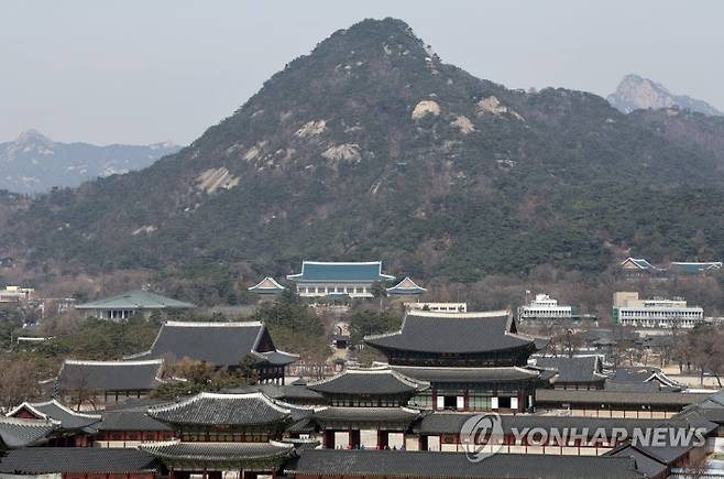 (서울=연합뉴스) 한상균 기자 = 20대 대통령 선거 다음 날인 10일 경복궁 뒤로 보이는 청와대. 2022.3.10 xyz@yna.co.kr 연합뉴스
