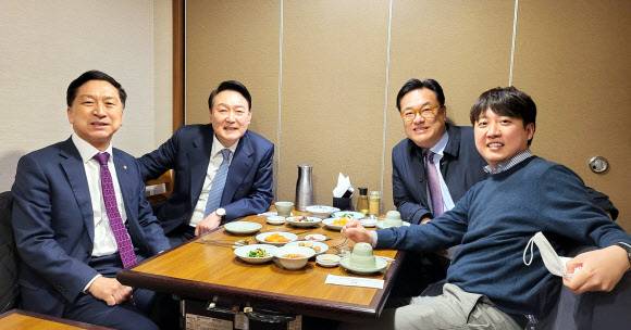 윤석열 대통령 당선인과 정진석 국회부의장 등이 18일 서울 종로구 통의동 한 음식점에서 오찬을 함께 하기 전 포즈를 취하고 있다. 왼쪽부터 김기현 국민의힘 원내대표, 윤석열 당선인, 정진석 국회부의장, 이준석 국민의힘 대표. 정진석 국회부의장 제공