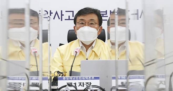 권덕철 중앙재난안전대책본부 1차장(보건복지부 장관)이 18일 오전 정부세종청사에서 열린 코로나 19 대응 중대본 회의를 주재하며 발언하고 있다. 뉴스1