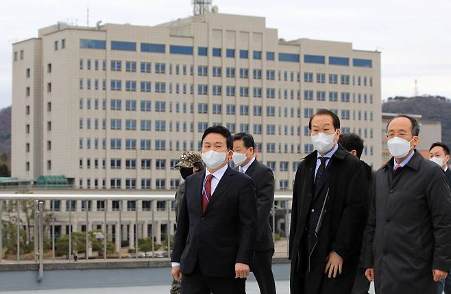 권영세 대통령직인수위원회 부위원장을 비롯한 인수위원들이 18일 오후 새 대통령 집무실 후보지인 서울 용산구 국방부 청사를 둘러보고 있다. /국회사진기자단
