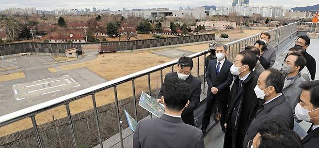 권영세(가운데) 대통령직인수위원회 부위원장과 인수위원들이 18일 오후 대통령 집무실 이전 후보지인 서울 용산구 국방부 경내에서 미군 부대 헬기장을 둘러보고 있다. 이들은 국방부에 앞서 다른 후보지인 서울 종로구 외교부 청사도 방문했다. /국회사진기자단