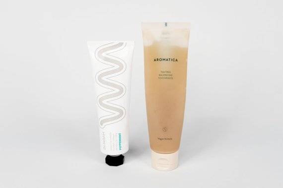 닥터노아 마루치약(좌)과 아로마티카 티트리치약(우). 아로마티카 치약은 최근 알루미늄 소재 튜브로 리뉴얼됐다. / 사진=임예리 기자