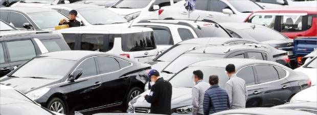 대기업의 중고차 시장 진출이 허용된 18일 소비자들이 서울 성동구 장안평 중고차 매매시장에 전시된 차량을 둘러보고 있다.  /연합뉴스