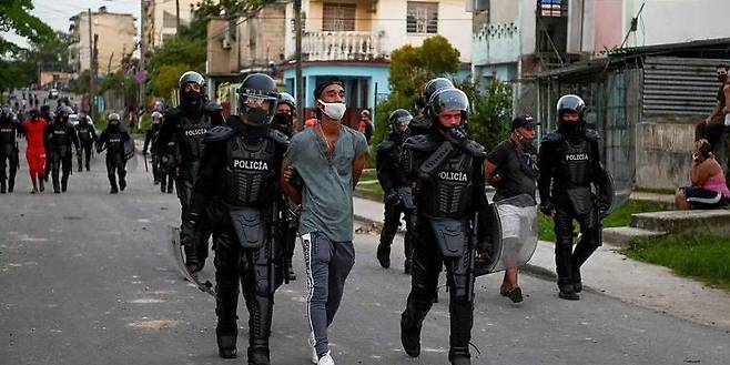 사진=지난해 7월 11일 쿠바에서 열린 반정부 시위에 참가한 청년이 연행되고 있다. (출처=쿠바넷)