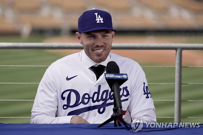 다저스 입단 기자회견 하는 프리먼  [AP=연합뉴스]