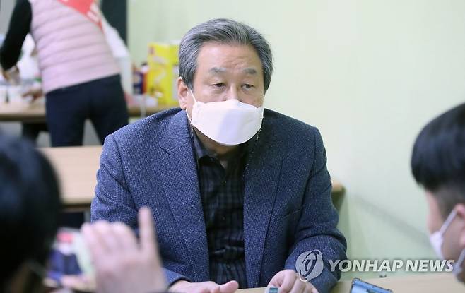 질문에 답변하는 김무성 전 대표 (대구=연합뉴스) 박세진 기자 = 19일 김무성 전 새누리당(현 국민의힘) 대표가 국민의힘 소속으로 대구시장 출마를 선언한 이진숙 전 대전MBC 사장의 선거 사무소 개소식을 찾은 뒤 기자들 질문에 답하고 있다. 2022.3.19 psjpsj@yna.co.kr