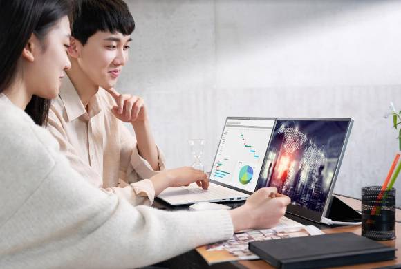 모델이 외장 그래픽을 탑재한  LG 그램 신제품을 소개하고 있다. [사진=LG전자 ]