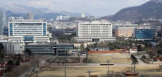 20일 서울 용산구 국방부 청사(가운데)의 모습. 현재 국방부 청사 왼쪽에 합동참모본부 건물이, 청사 앞에 주한미군 기지가 보인다. 뉴스1
