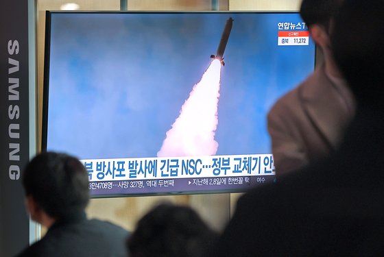 북한은 20일 오전 7시 20분부터 약 1시간에 걸쳐 평안남도 모처에서 서해상으로 방사포 4발을 발사했다. 사진은 관련 뉴스를 보도하고 있는 서울역 대합실 TV 화면의 모습. 연합뉴스