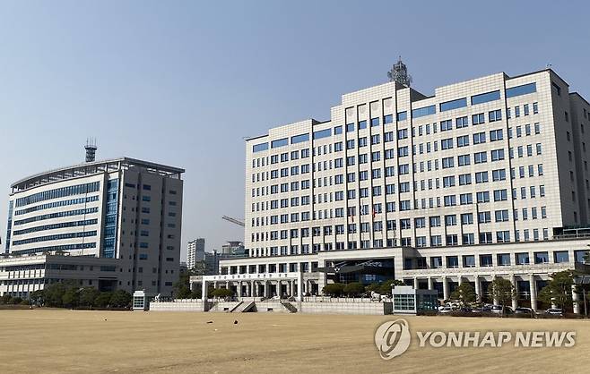국방부와 합참 국방부 본관(오른쪽)과 합동참모본부(왼쪽) [연합뉴스 자료사진]