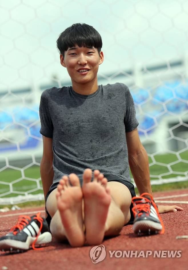 짝발 높이뛰기 선수 남자 높이뛰기 국가대표 우상혁이 2016년 7월 26일 대전 한밭종합운동장에서 훈련 도중 취재진에게 길이가 다른 자신의 발을 보여주고 있다. 2016.7.26    youngs@yna.co.kr [연합뉴스 자료사진]